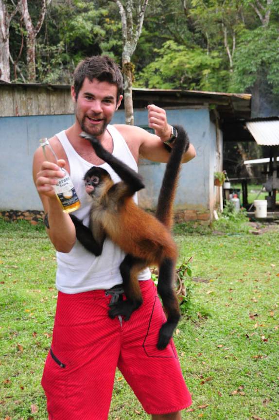 A Chita tenta pegar a cerveja do australiano Alex, na fazenda dos Poços Termais, na região de Boquete, no Panamá